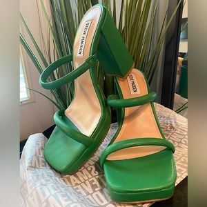 kelly green steve madden square toed chunky heels!